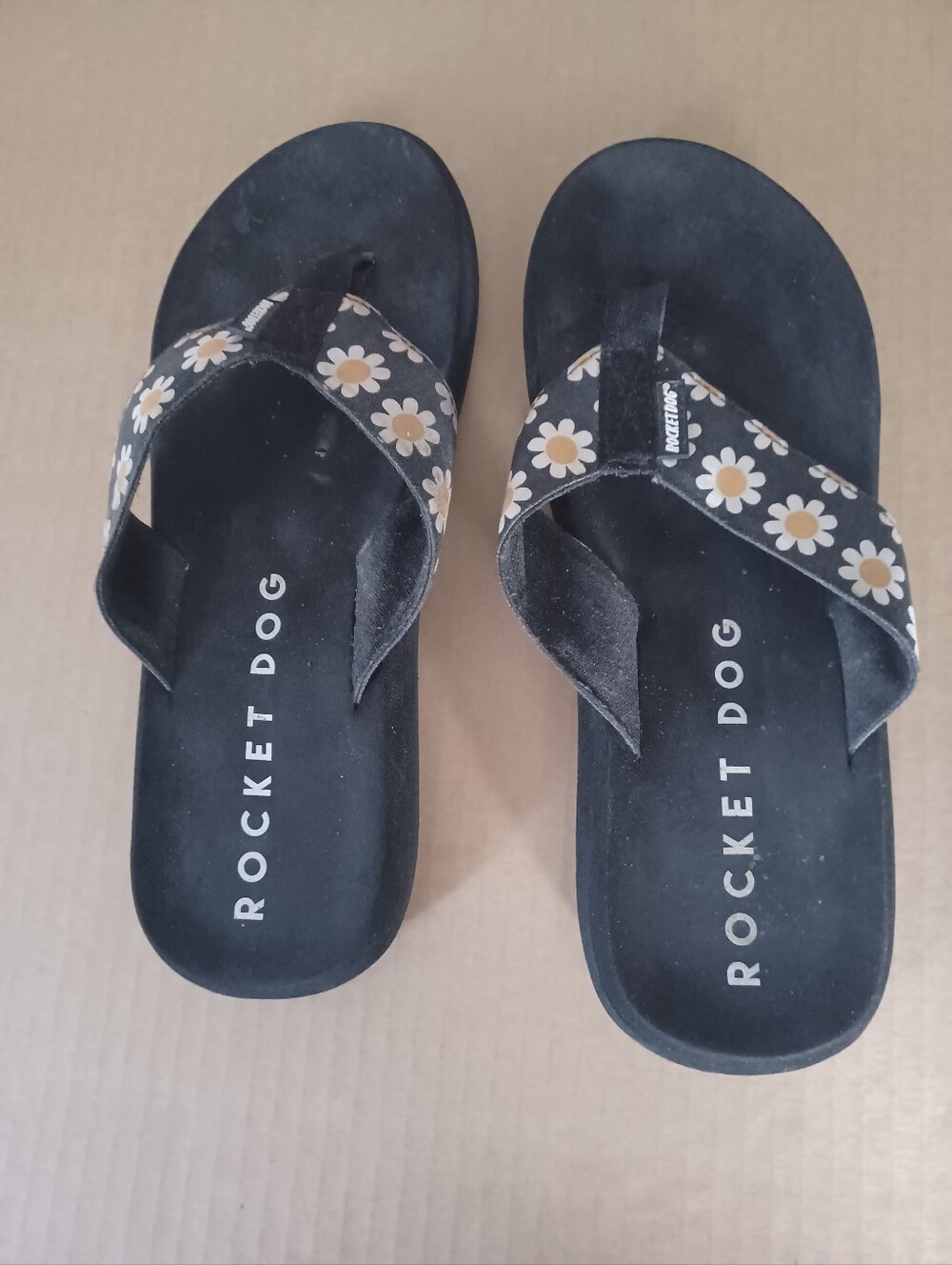Rocket Dog Women's Flip Flops Sz 11 Daisy Floral Straps Black.